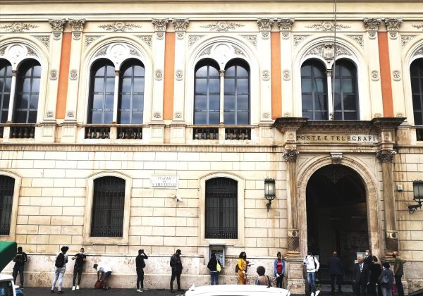 Foto di Flavia Amabile azione 8 giugno 2020 a Poste Italiane spa Piazza San Silvestro Roma